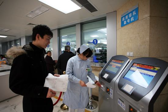 19寸帶刷卡排隊取號機(圖2)